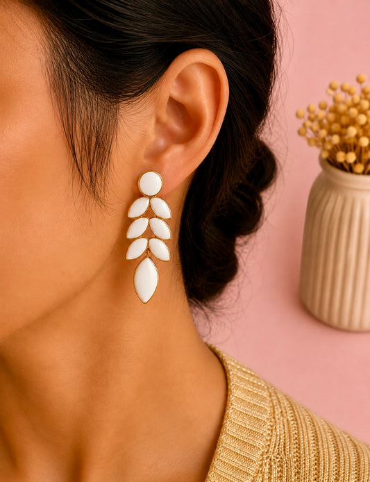 Boucles d’Oreilles Feuilles Blanches Dorées